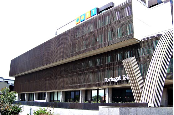 Portugal Telecom shares plunge on Oi merger doubts