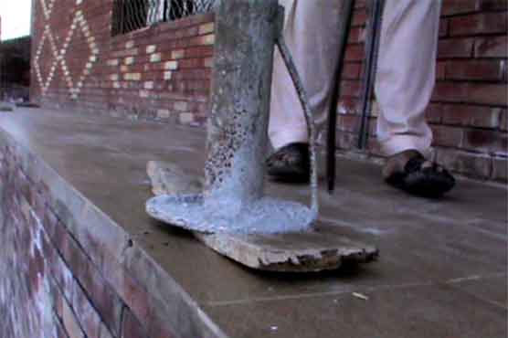 PTI Gujrat admin prepares stage on weary balcony despite warnings