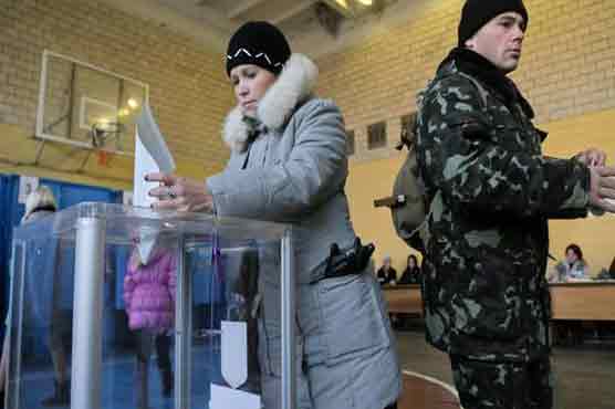 Ukraine votes for pro-West parties, peace talks