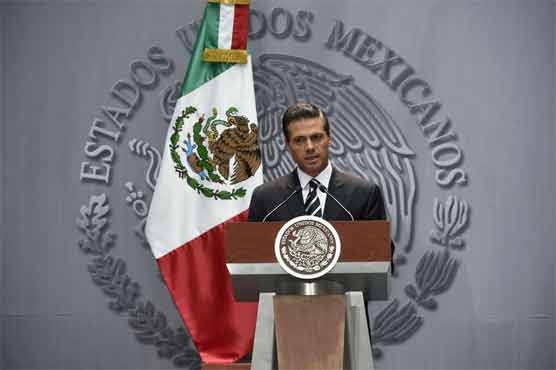 Mexican president meets with kin of 43 missing students 