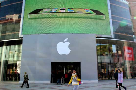 Apple feeds frenzy with selective silence 