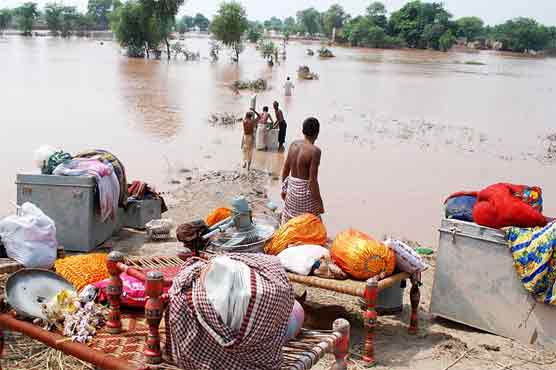 Pakistan struggles to protect two major cities from floodwater