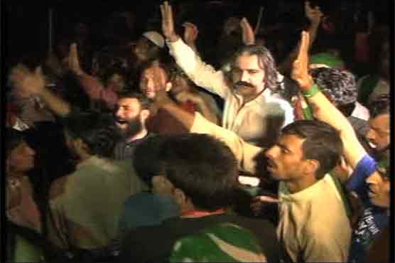 PTI workers clash with police in front of SC building