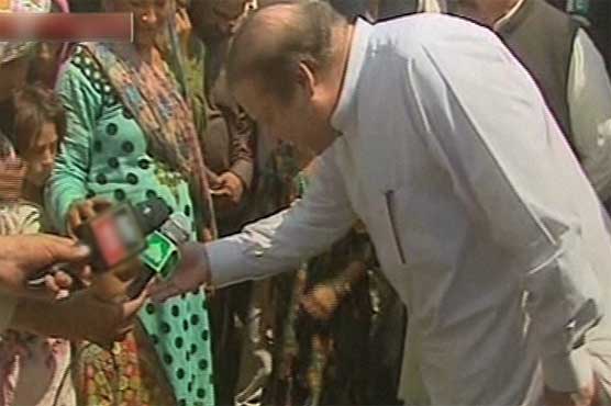 Muzaffargarh: PM Nawaz pledges to rebuild houses of flood victims