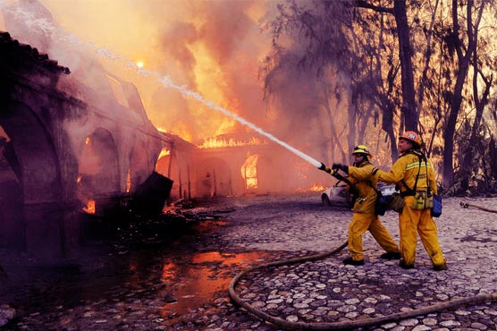 Crews battle California fire's explosive growth