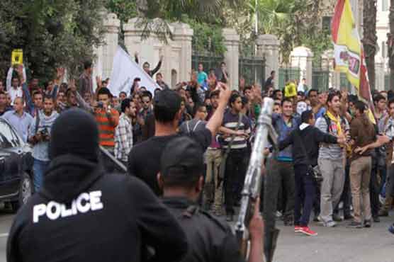 Roadside bomb kills 2 policemen in Egypt's capital