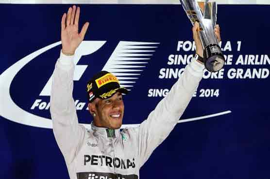 Hamilton wins in Singapore, takes F1 title lead