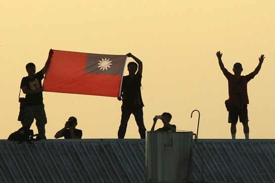 Taiwan students hurls book at president in China protest 