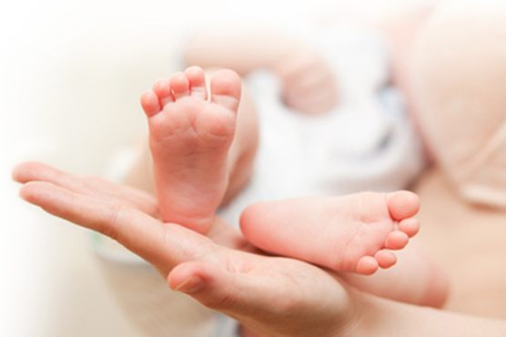 Chelsea Clinton gives birth to daughter