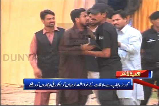 Student pushed off the stage for trying to meet Governor Punjab