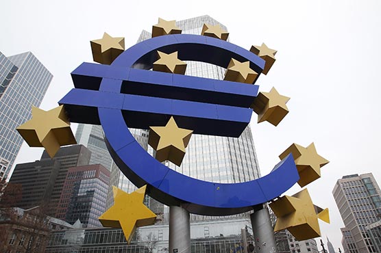 Euro edges up as deflation fears ease