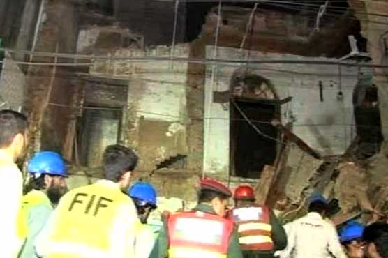 Lahore: Plaza collapsed in Anarkali, rescue teams removing debris