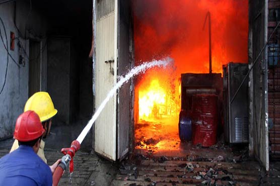 Lahore: Electric short causes fire in factory