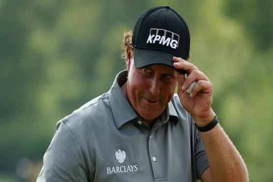 Golf: Birdie binge lifts Putnam past Mickelson