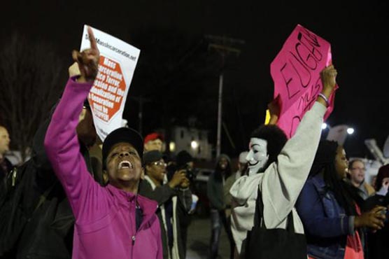 US whites more likely to OK police striking people