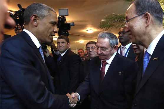 Obama, Castro shake hands at historic summit 