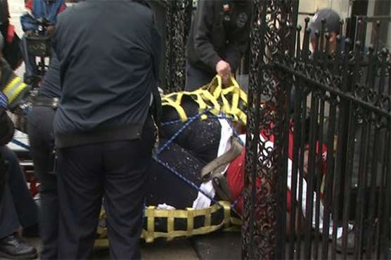 NY responders spend hours getting 700-pound man to hospital