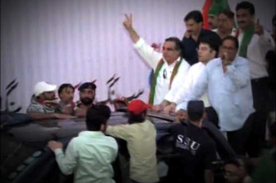 PTI leads campaign rally in Karachi