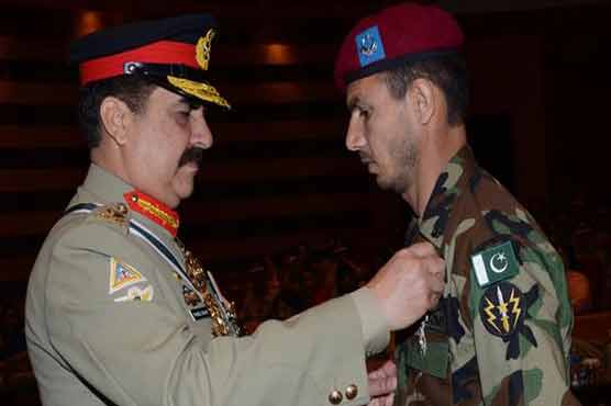 Zarb-e-Azb martyrs honoured as Army Chief presents awards