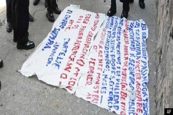 Mexican cartel hangs banners after cop massacre