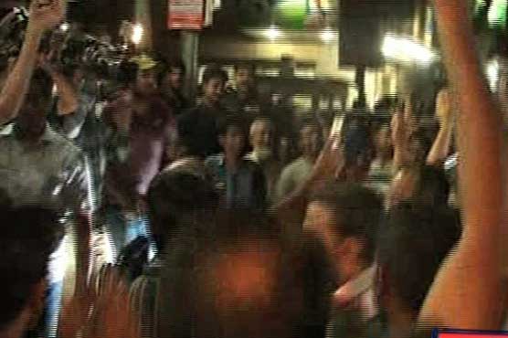 Another face off: PTI, MQM workers chant slogans against each other