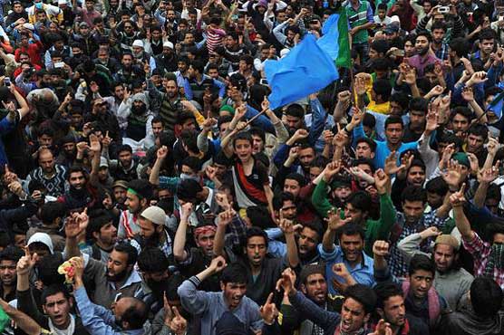 Srinagar: Indian army opens fire at unarmed Kashmiris, 14 injured