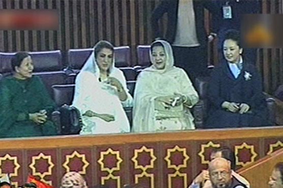 Begum Kulsoom Nawaz welcomes Peng Liyuan at Parliament House