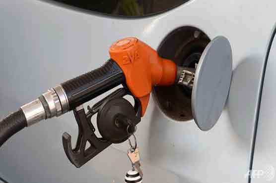 Oil falls as Saudi-led military strikes end in Yemen