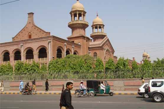LHC takes notice of improper sitting arrangement for litigants outside court