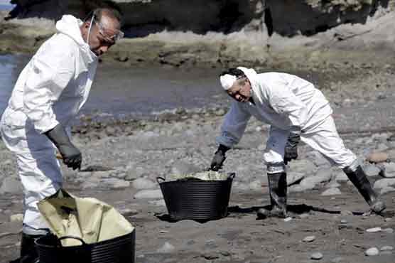 Oil from Russian trawler wreck reaches Canaries' beaches