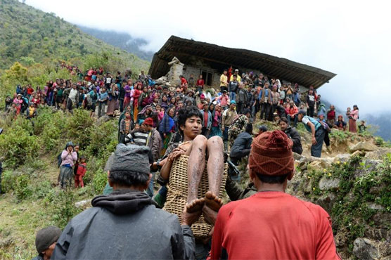 Relief teams face five-day trek to deliver Nepal quake aid 