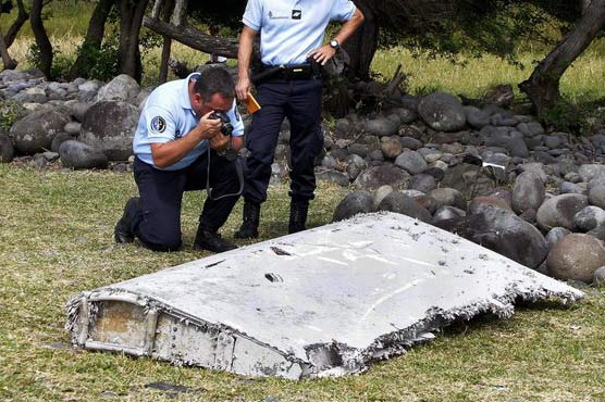 No plane link to new debris in island hunt for MH370 clues