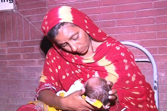 Lahore: Homeless woman gives birth in parking space, awaits help