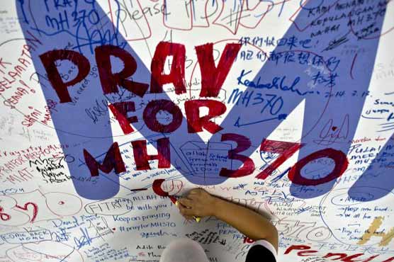 World hopes for first clues to MH370 mystery 