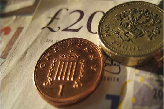Pound falls as BoE keeps rates low