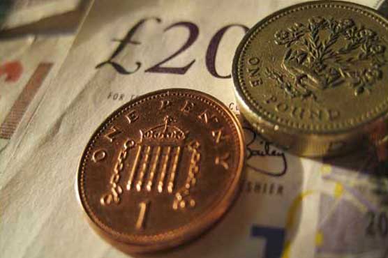 Pound falls as BoE keeps rates low