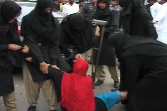 Police manhandle disable protesters outside Sindh Assembly