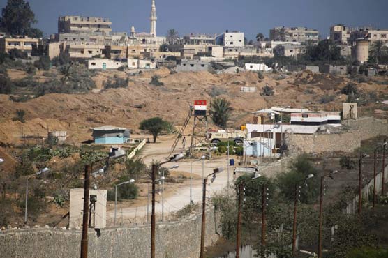 Cairo bomb wounds four policemen