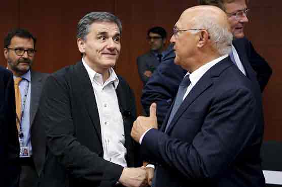 Euro ministers give blessing to Greek bailout, wooing IMF on debt
