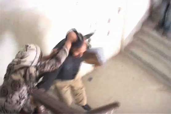 Woman violently clashes with sub-inspector for not returning recovered money