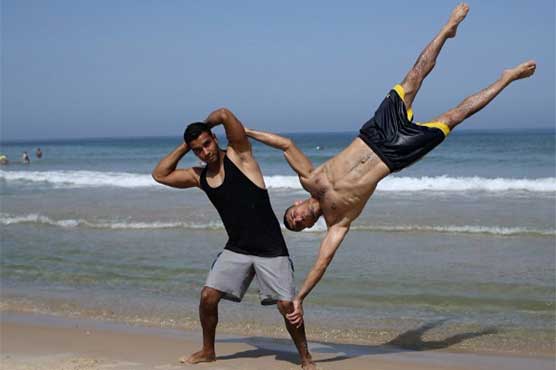 On Ghaza beach, 'street workout' flexes its muscles 