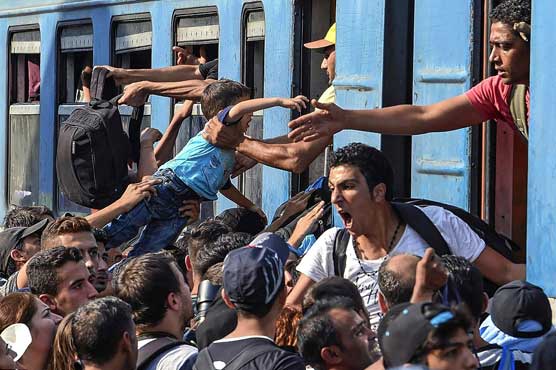 Macedonia appeals for more trains to transport migrants 