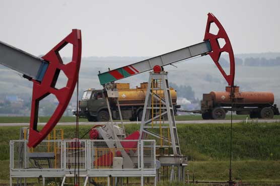 Oil approaches key $40 level in Asian trade