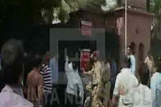 Several injured in scuffle between journalists, security guards at Liaquat National Hospital