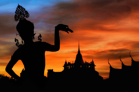 Thai temple dancers return to bombed Bangkok shrine