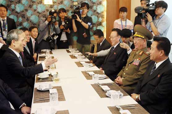 Two Koreas agree to talks as military deadline looms