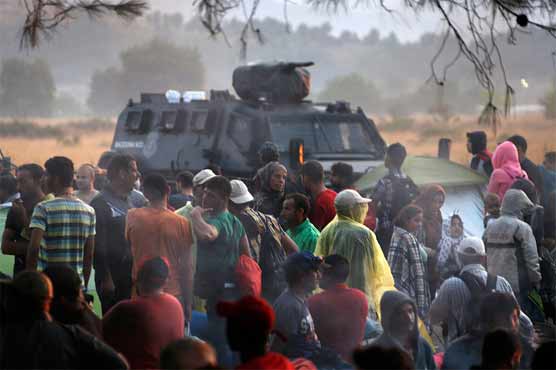 2,000 refugees stuck on Macedonia border as more arrive