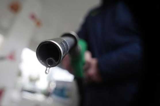 Oil ends down more than 2 percent as U.S. drilling points to glut