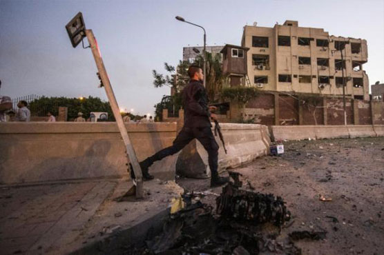 Bomb kills 3 Egyptian policemen, wounds 33: officials 