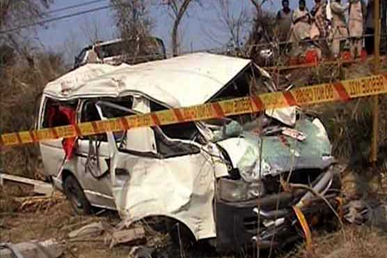 Attock: 9 dead, 5 injured as wagon collides with oil tanker